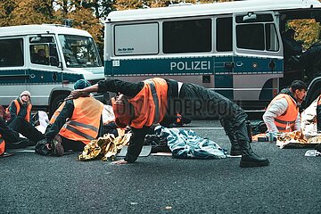 Letzte Generation demonstriert auf der Straße des 17. Juni in Berlin