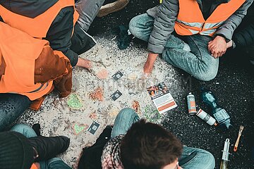 Letzte Generation demonstriert auf der Straße des 17. Juni in Berlin