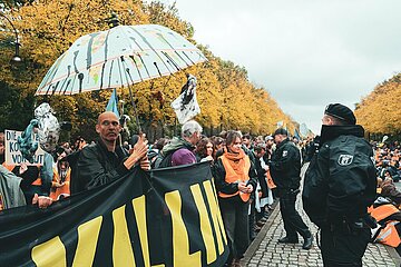 Letzte Generation demonstriert auf der Straße des 17. Juni in Berlin