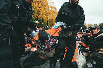 Letzte Generation demonstriert auf der Straße des 17. Juni in Berlin