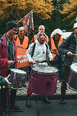 Letzte Generation demonstriert auf der Straße des 17. Juni in Berlin