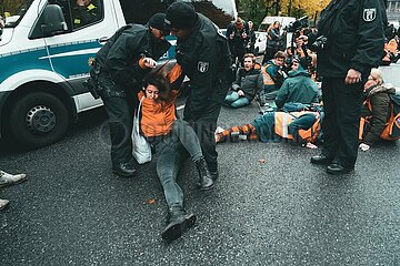 Letzte Generation demonstriert auf der Straße des 17. Juni in Berlin