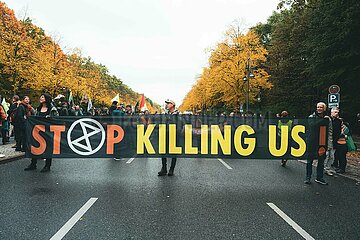 Letzte Generation demonstriert auf der Straße des 17. Juni in Berlin