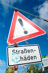 Symbolische Hinweisschilder Strassenschaeden