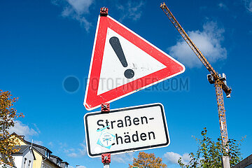 Symbolische Hinweisschilder Strassenschaeden