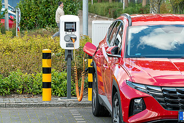 Hyundai Tucson plug in an der Ladesaeule