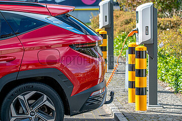 Hyundai Tucson plug in an der Ladesaeule