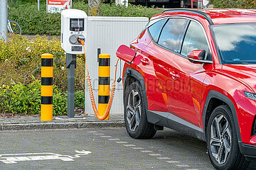 Hyundai Tucson plug in an der Ladesaeule