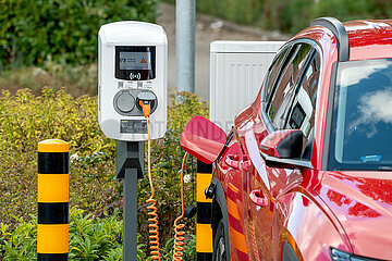 Hyundai Tucson plug in an der Ladesaeule