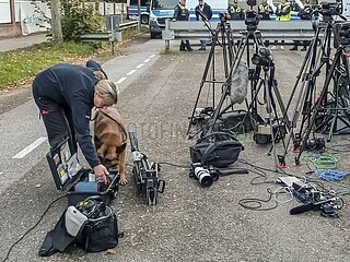 Ein Spürhund durchsucht Kameraequipment auf Sprengstoff