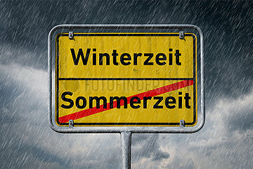 Symbolisches Ortsschild Sommerzeit - Winterzeit