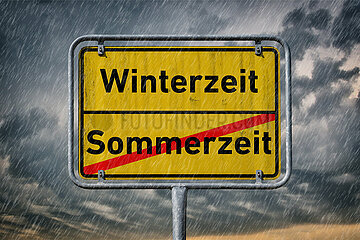 Symbolisches Ortsschild Sommerzeit - Winterzeit