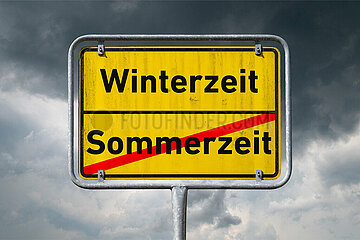 Symbolisches Ortsschild Sommerzeit - Winterzeit