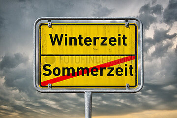 Symbolisches Ortsschild Sommerzeit - Winterzeit