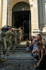 Ukraine  Lwiw - Ukrainekrieg: Beerdigungszeremonie fuer zwei gefallene ukrainische Soldaten in der griechisch-katholischen Garnisonkirche