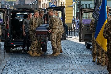 Ukraine  Lwiw - Ukrainekrieg: Beerdigungszeremonie fuer zwei gefallene ukrainische Soldaten in der griechisch-katholischen Garnisonkirche