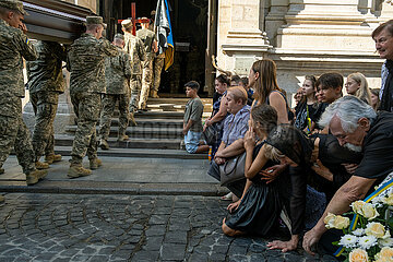 Ukraine  Lwiw - Ukrainekrieg: Beerdigungszeremonie fuer zwei gefallene ukrainische Soldaten in der griechisch-katholischen Garnisonkirche