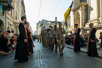 Ukraine  Lwiw - Ukrainekrieg: Beerdigungszeremonie fuer zwei gefallene ukrainische Soldaten in der griechisch-katholischen Garnisonkirche