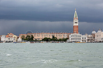 Venedig  Venetien  Italien - Blick auf San Marco mit dem Gebauedeensemble am Markusplatz und dem Campanile bei dramatischer Wolkenstimmung.