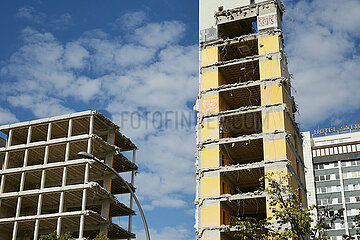 Berlin  Deutschland - Rueckbau eines Buerohochhauses An der Urania in Berlin-Schoeneberg.