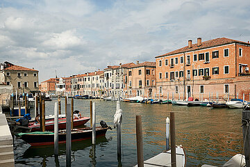 Venedig  Venetien  Italien - Blick auf historische Wohnhaeuser am Rio del Ponte Lungo in Giudecca.