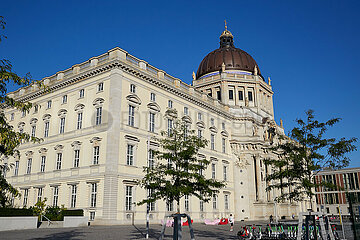 Berlin  Deutschland - Das Berliner Schloss in Berlin-Mitte im warmen abendlichen Licht eines Spaetsommertages.