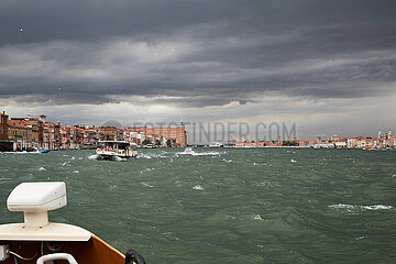 Venedig  Venetien  Italien - Blick von einem Vaporetto auf dem Kanal von Giudecca nach Giudecca mit den Wolken eines Unwetters.