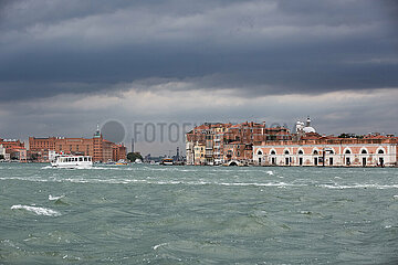 Venedig  Venetien  Italien - Blick ueber den Kanal von Giudecca nach Giudecca und Dorsoduro mit den Wolken eines Unwetters.