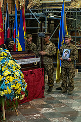 Ukraine  Lwiw - Ukrainekrieg: Beerdigungszeremonie fuer zwei gefallene ukrainische Soldaten in der griechisch-katholischen Garnisonkirche