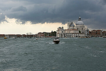 Venedig  Venetien  Italien - Blick von San Marco nach Dorsoduro mit der Inselspitze Punta della Dogana alla Salute.