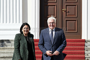 Berlin  Deutschland - Begruessung von Salome Surabischwili durch Frank-Walter Steinmeier vor dem Schloss Bellevue.