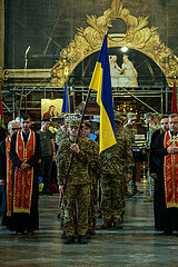 Ukraine  Lwiw - Ukrainekrieg: Abschluss der Beerdigungszeremonie fuer zwei gefallene ukrainische Soldaten in der griechisch-katholischen Garnisonkirche