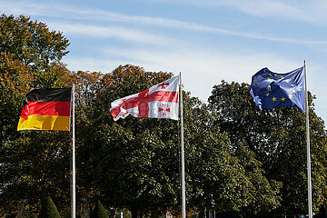 Berlin  Deutschland - Die Nationalfahne von Deutschland und Georgien weht zusammen mit der EU-Fahne vor Schloss Bellevue.