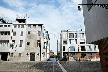 Venedig  Venetien  Italien - Blick auf moderne Wohnhaeuser mit Sozialwohnungen am Campo Junghans in Giudecca.