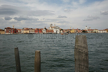 Venedig  Venetien  Italien - Blick ueber den Kanal von Giudecca auf Venedig-Dorsoduro.