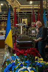 Ukraine  Lwiw - Ukrainekrieg: Beerdigungszeremonie fuer zwei gefallene ukrainische Soldaten in der griechisch-katholischen Garnisonkirche