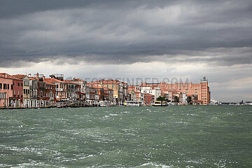 Venedig  Venetien  Italien - Blick vom Kanal von Giudecca nach Giudecca mit den Wolken eines Unwetters.