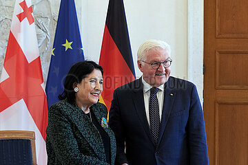 Berlin  Deutschland - Begruessung von Salome Surabischwili durch Frank-Walter Steinmeier im Schloss Bellevue.