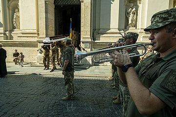 Ukraine  Lwiw - Ukrainekrieg: Abschluss der Beerdigungszeremonie fuer zwei gefallene ukrainische Soldaten in der griechisch-katholischen Garnisonkirche