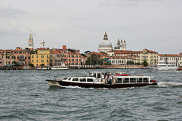 Venedig  Venetien  Italien - Blick ueber den Kanal von Giudecca auf Venedig-Dorsoduro.