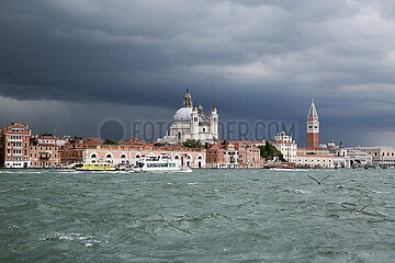 Venedig  Venetien  Italien - Blick ueber den Kanal von Giudecca nach Dorsoduro und San Marco mit den Wolken eines Unwetters.