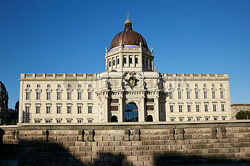 Berlin  Deutschland - Das Berliner Schloss in Berlin-Mitte im warmen abendlichen Licht eines Spaetsommertages.