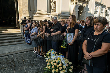 Ukraine  Lwiw - Ukrainekrieg: Beerdigungszeremonie fuer zwei gefallene ukrainische Soldaten in der griechisch-katholischen Garnisonkirche