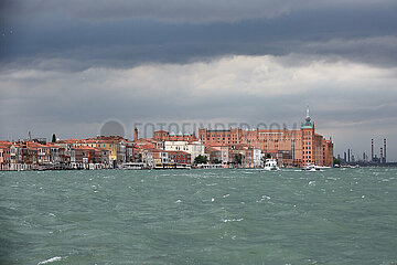 Venedig  Venetien  Italien - Blick vom Kanal von Giudecca nach Giudecca mit den Wolken eines Unwetters.