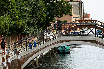 Venedig  Venetien  Italien - Eine alte Frau mit gebeugtem Ruecken laeuft ueber eine Bruecke in Giudecca.