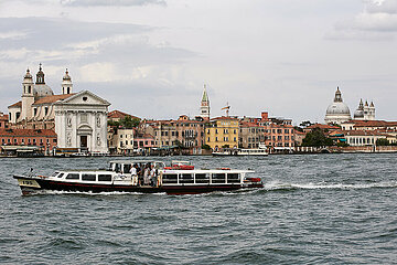 Venedig  Venetien  Italien - Blick ueber den Kanal von Giudecca auf Venedig-Dorsoduro.