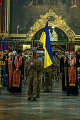 Ukraine  Lwiw - Ukrainekrieg: Abschluss der Beerdigungszeremonie fuer zwei gefallene ukrainische Soldaten in der griechisch-katholischen Garnisonkirche