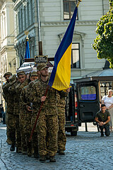 Ukraine  Lwiw - Ukrainekrieg: Beerdigungszeremonie fuer zwei gefallene ukrainische Soldaten in der griechisch-katholischen Garnisonkirche