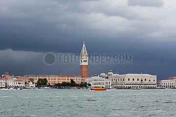 Venedig  Venetien  Italien - Blick auf San Marco mit dem Gebauedeensemble am Markusplatz und dem Campanile bei dramatischer Wolkenstimmung.