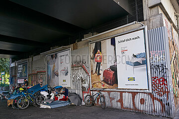 Berlin  Deutschland - Ein Lager von Obdachlosen unter der Bahnbruecke an der Karl-Liebknecht-Strasse in Berlin-Mitte mit IKEA Werbung fuer Betten an der Wand.